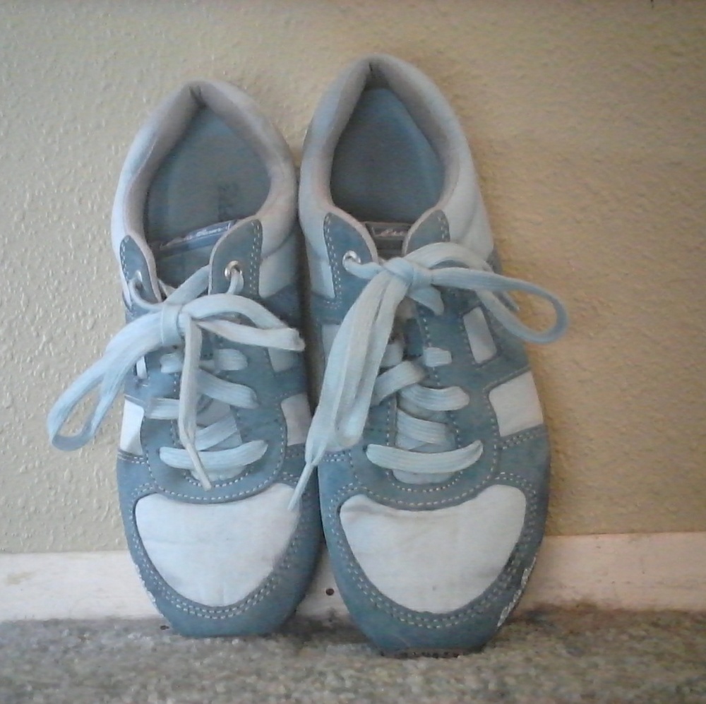 Tennis shoes